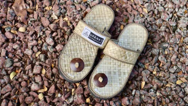 Mengenal Upanat, Sandal Khusus yang Harusnya Dipakai saat Berkunjung ke Candi Borobudur