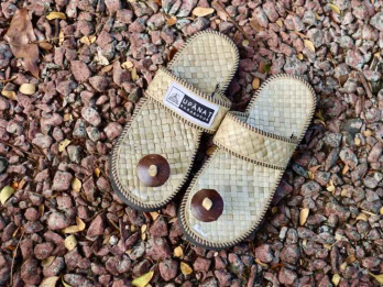 Mengenal Upanat, Sandal Khusus yang Harusnya Dipakai saat Berkunjung ke Candi Borobudur