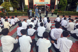 Peserta Program Pembinaan Karakter dan Bela Negara di Depok