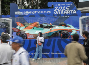 Jelang Formula E, Jakpro Pajang Replika Mobil Formula E Gen3 Evo