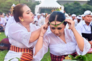 Umat Hindu di Bali Mengikuti Upacara Mejaya-Jaya