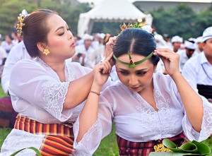 Umat Hindu di Bali Mengikuti Upacara Mejaya-Jaya