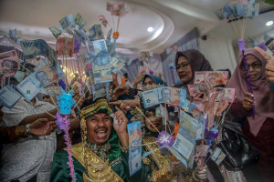 Tradisi Unik Suku Makian Dalam Menyambut Pasangan Pengantin Yang Baru Menikah