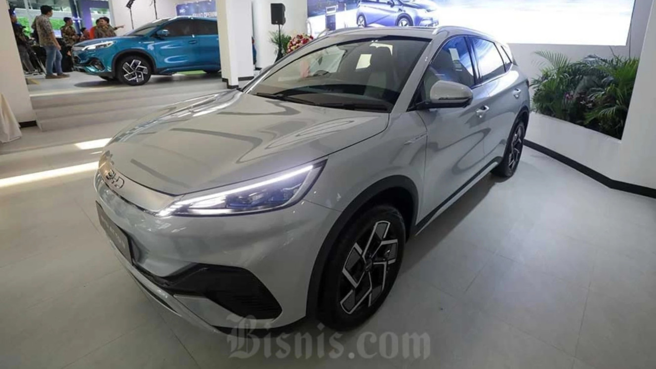 Pengunjung mengamati mobil listrik BYD di sela-sela pembukaan dealer flagship BYD Harmony Sudirman 4S, Jakarta. Bisnis/Himawan L Nugraha