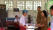 Kisah Haru SD di Pedalaman Kalteng: Hanya Punya 1 Siswa Lulus, Toga Pakai Kardus