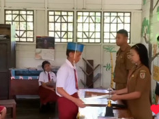 Kisah Haru SD di Pedalaman Kalteng: Hanya Punya 1 Siswa Lulus, Toga Pakai Kardus