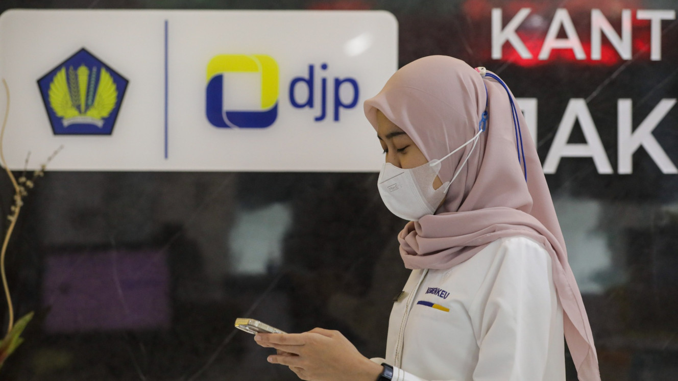 Karyawati beraktivitas di salah satu kantor pajak di Jakarta, Senin (14/10/2024)./Bisnis/Arief Hermawan P