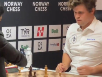 Momen GM Catur Magnus Carlsen Gebrak Meja saat Dikalahkan Remaja 19 Tahun