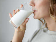 Ini Bahaya dan Risiko Minum Susu 2 Liter Sehari