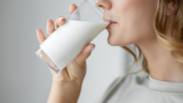 Ini Bahaya dan Risiko Minum Susu 2 Liter Sehari