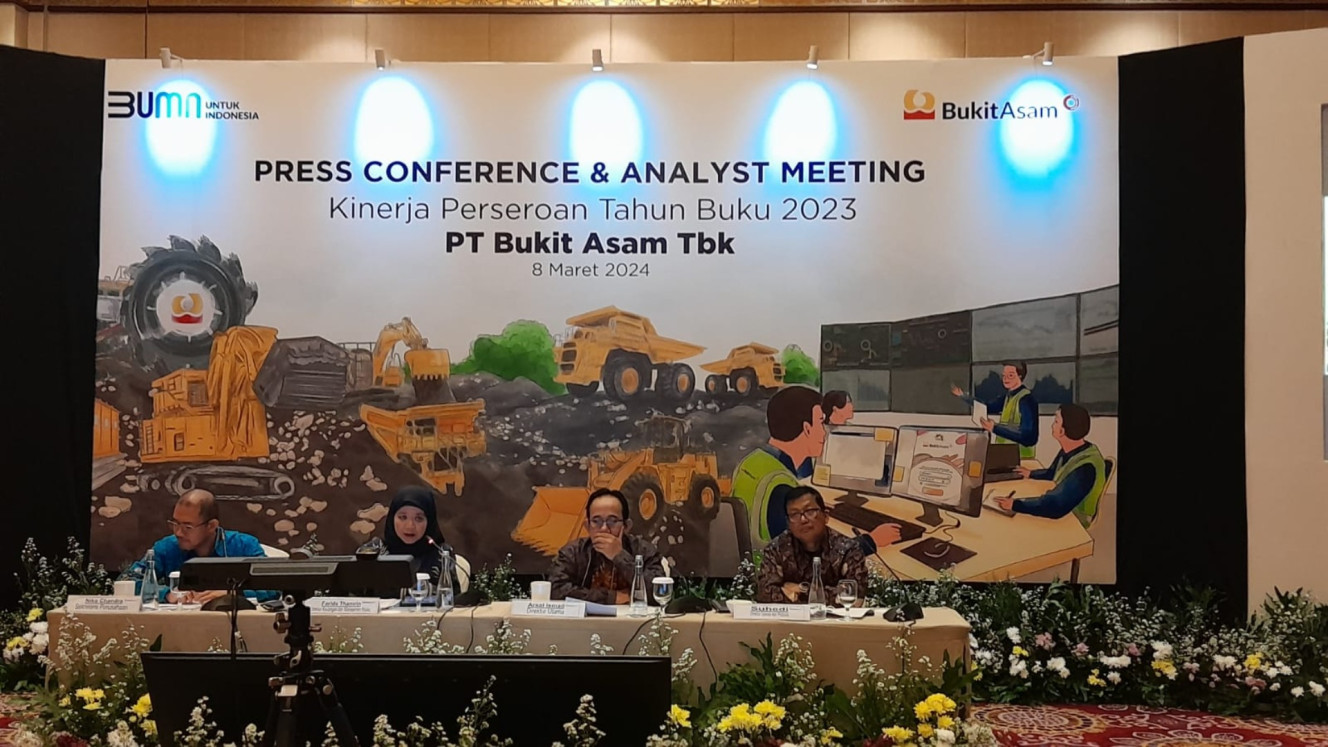 Jajaran direksi PT Bukit Asam Tbk. (PTBA) menyampaikan laporan kinerja dalam agenda Press Conference Kinerja PTBA Tahun Buku 2023 di Jakarta, Jumat (8/3/20240./Bisnis