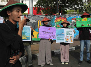 Sambut Hari Lingkungan Hidup Sedunia, Sejumlah Aktivis Lingkungan Bentangkan Poster di Surabaya