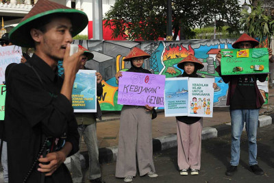 Sambut Hari Lingkungan Hidup Sedunia, Sejumlah Aktivis Lingkungan Bentangkan Poster di Surabaya