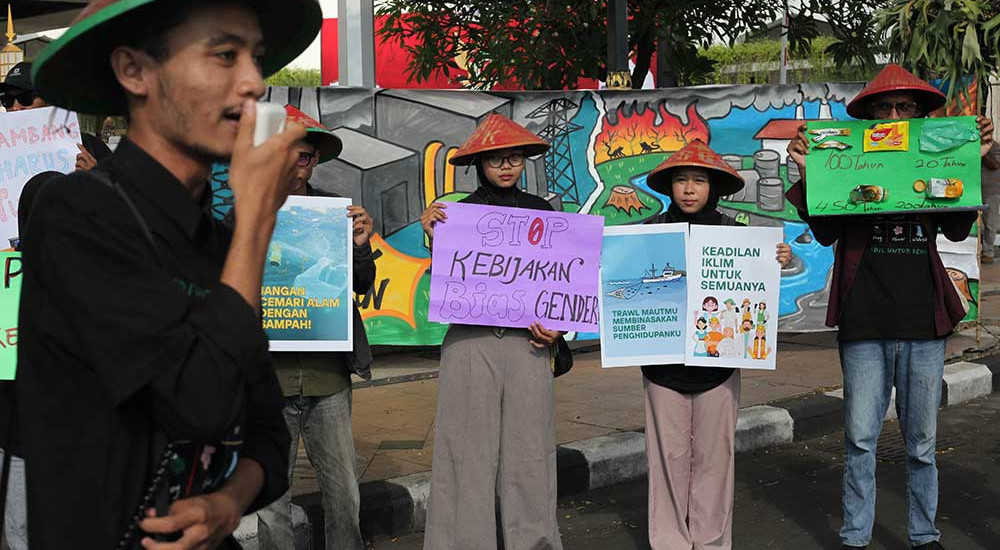 Sambut Hari Lingkungan Hidup Sedunia, Sejumlah Aktivis Lingkungan Bentangkan Poster di Surabaya