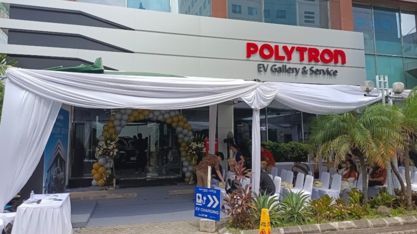 Showroom mobil listrik Polytron pertama di Sudirman, Jakarta Pusat. Bisnis/Rizqi Rajendra