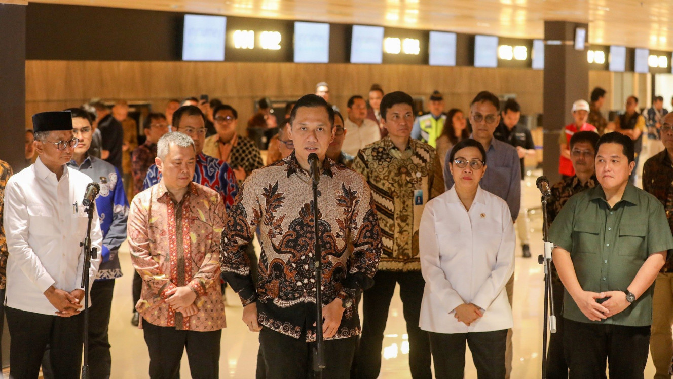 Menko Infrastruktur dan Pembangunan Kewilayahan Agus Harimurti Yudhoyono (tengah) bersama dengan Menteri Pekerjaan Umum (PU) Dody Hanggodo (dari kiri), Menteri Perhubungan Dudy Purwagandhi, Menteri Keuangan Sri Mulyani Indrawati dan Menteri BUMN Erick Thohir menyampaikan keterangan pers terkait Penurunan Harga Tiket Pesawat Lebaran di Terminal 2 Bandara Soekarno Hatta, Tangerang, Banten, Sabtu (1/3/2025). /Bisnis/Eusebio Chrysnamurti