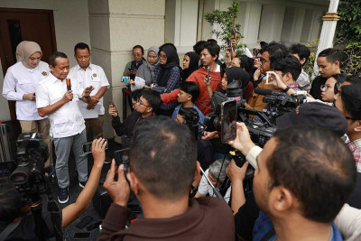 Menteri ESDM Bahlil Lahadalia Hentikan Sementara Operasi Pertambangan Nikel di Raja Ampat Papua