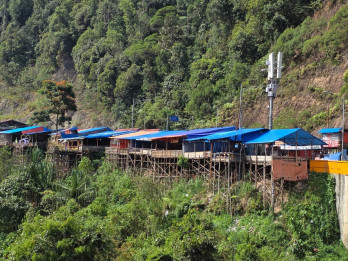 Dianggap Ilegal, Pemprov Sumbar Tertibkan Pedagang di Atas Flyover Kelok Sembilan