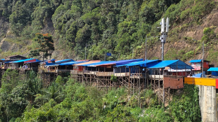 Dianggap Ilegal, Pemprov Sumbar Tertibkan Pedagang di Atas Flyover Kelok Sembilan