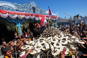 Warga dan Abdi Dalem Keraton Kasunanan Surakarta Hadiningrat Berebut Gunungan Saat Grebeg Besar