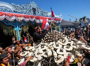Warga dan Abdi Dalem Keraton Kasunanan Surakarta Hadiningrat Berebut Gunungan Saat Grebeg Besar