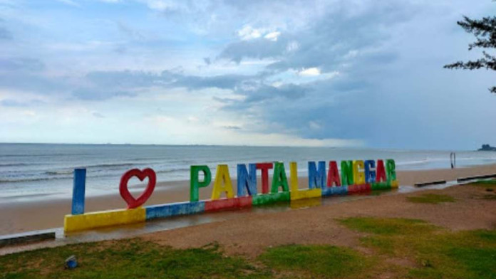 Pantai Manggar Dibanjiri 6.681 Wisatawan saat Libur Iduladha 2025