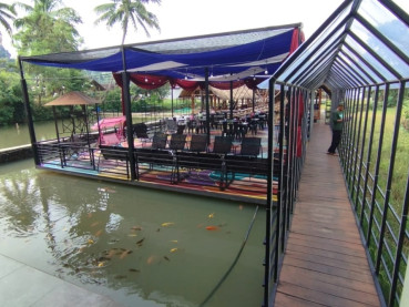 Reys Cafe & Saung Baso Kampung Nila Kawali: Kuliner Sedap di Atas Kolam Budi Daya Ikan