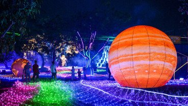 Wahana Galactic Glow Saat Libur Iduladha