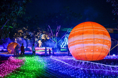 Wahana Galactic Glow Saat Libur Iduladha