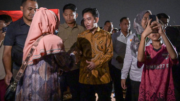 Gibran Tinjau Posko Pengungsi Korban Kebakaran Kapuk Muara