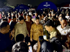 Malam-Malam Wapres Gibran Menyambangi Korban Kebakaran Kapuk Muara