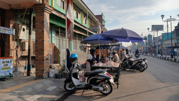 PKL Kembali Kuasai Kawasan Batik Trusmi Cirebon, Penataan Ala Malioboro Gagal Total