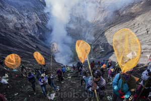 Upacara Yadnya Kasada di Gunung Bromo
