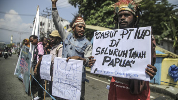Aksi Tuntut Pencabutan Izin Tambang Nikel di Raja Empat