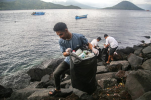 Aksi Membersihkan Sampah Plastik di Pantai Wisata Ternate