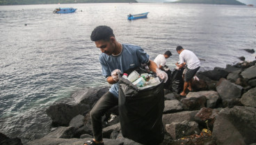 Aksi Membersihkan Sampah Plastik di Pantai Wisata Ternate
