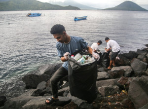 Aksi Membersihkan Sampah Plastik di Pantai Wisata Ternate