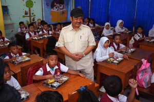 Menteri PPN Rachmat Pambud Tinjau Progam MBG di Makassar
