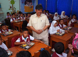 Menteri PPN Rachmat Pambud Tinjau Progam MBG di Makassar
