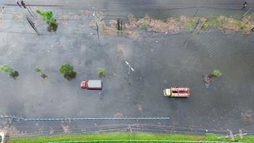 Banjir Rendam Jalanan di Porong Sidoarjo