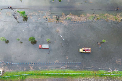 Banjir Rendam Jalanan di Porong Sidoarjo