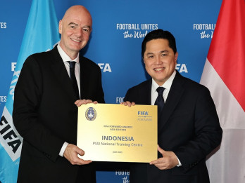 Presiden FIFA Berikan Penghargaan FIFA Forward Gold Award ke PSSI