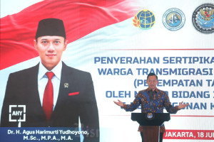 Pembagian Sertifikat SHM Kepada Transmigran Lokal Sukabumi