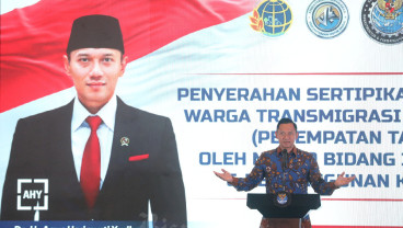Pembagian Sertifikat SHM Kepada Transmigran Lokal Sukabumi