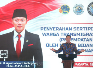 Pembagian Sertifikat SHM Kepada Transmigran Lokal Sukabumi
