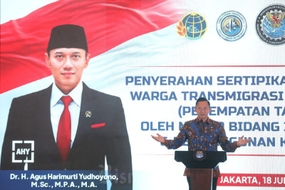 Pembagian Sertifikat SHM Kepada Transmigran Lokal Sukabumi