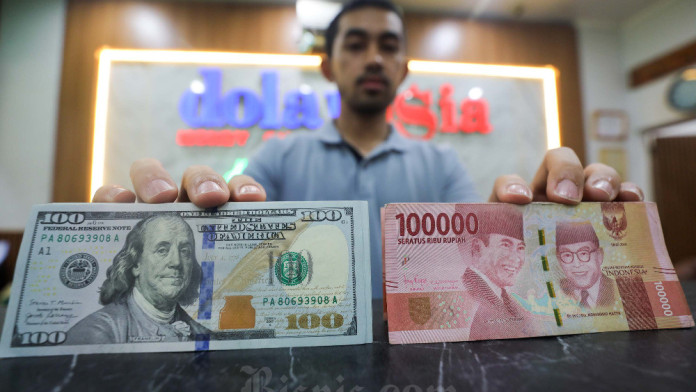 Rupiah Dibuka Lesu Usai BI dan The Fed Tahan Suku Bunga Acuan