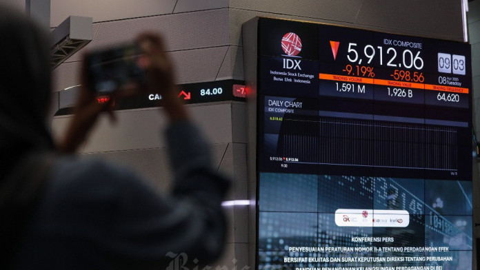 IHSG Ditutup Ambrol di Bawah 7.000, Saham BBRI, ANTM hingga TLKM Loyo
