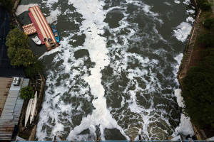Limbah Busa Muncul di Pintu Air 3 Kanal Banjir Timur (KBT) Marunda
