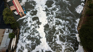 Limbah Busa Muncul di Pintu Air 3 Kanal Banjir Timur (KBT) Marunda
